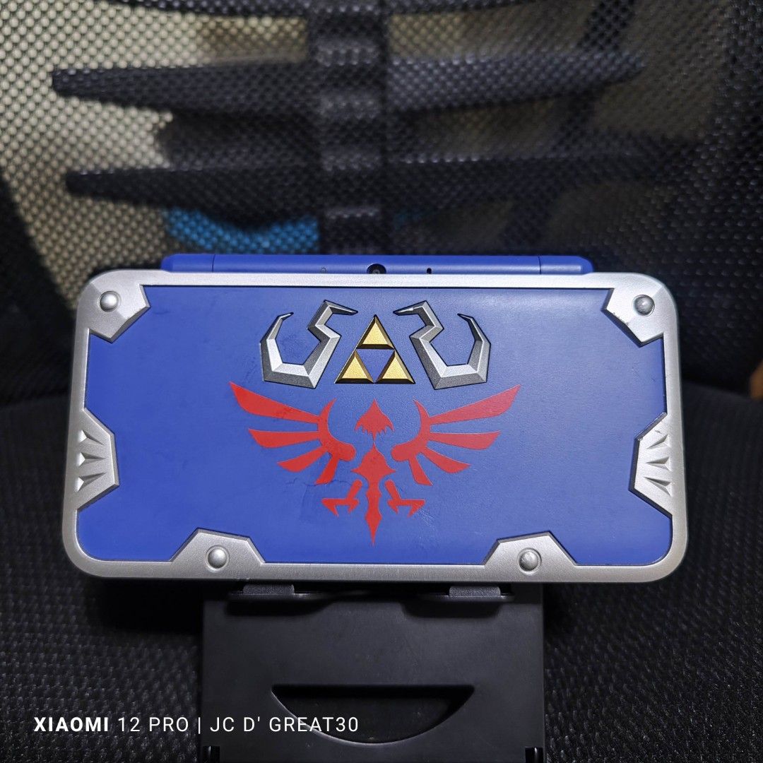 New Ds Xl Hylian Shield Edition Video Gaming Video Game Consoles Nintendo On Carousell