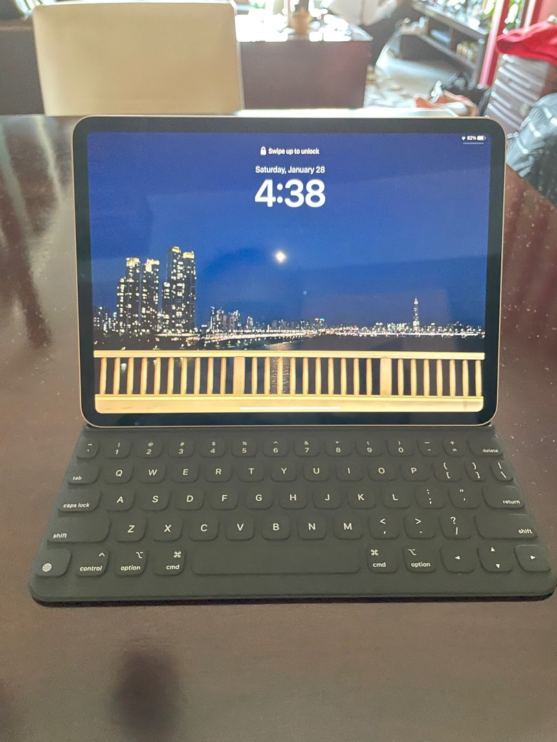 Smart Keyboard Folio (for iPad Pro 114th gen, iPad Air5th gen