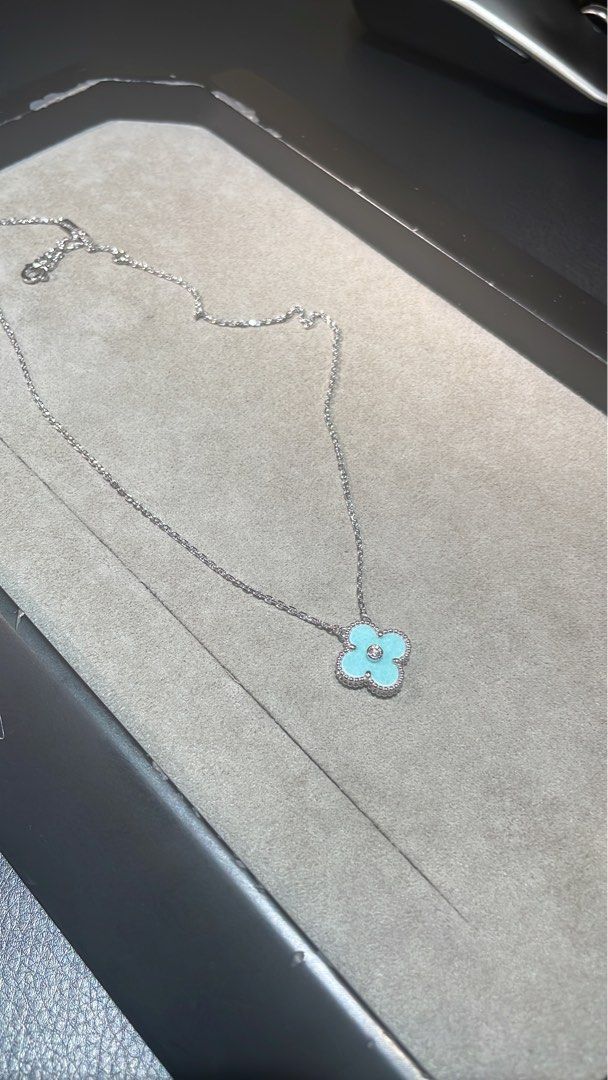 Van Cleef Arpels (VCA) Holiday Pendant Limited edition, Women