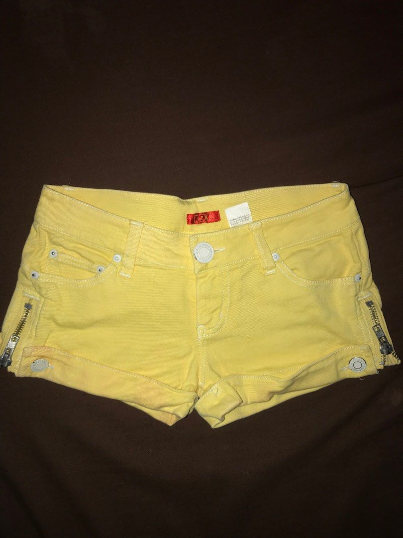 Yellow Shorts (with side zippers) (Category: Shorts) located in Antipolo. Submitted by shopanne (Listing ID 1211950998, Image 1). Description: See picture may onting stain lang po malapit sa zipper Size: 30 inches.