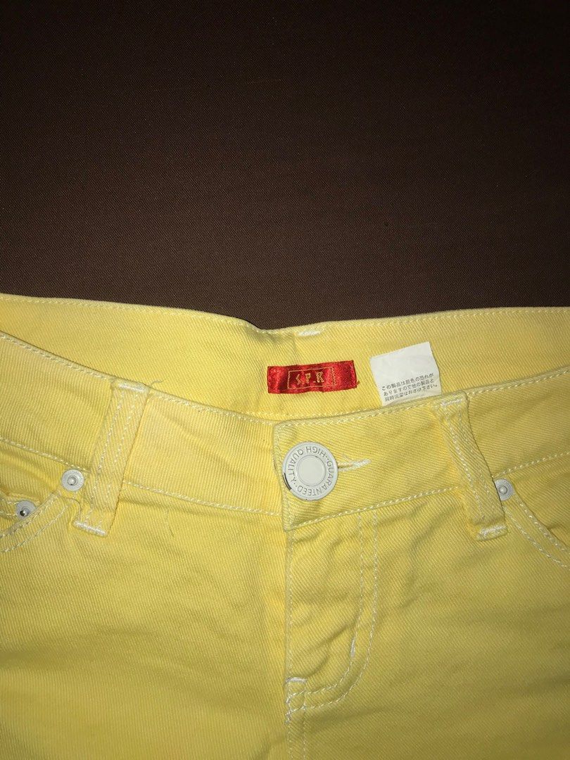 Yellow Shorts (with side zippers) (Category: Shorts) located in Antipolo. Submitted by shopanne (Listing ID 1211950998, Image 3). Description: See picture may onting stain lang po malapit sa zipper Size: 30 inches.