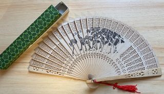 簍空花紋雙圖折扇（全新，附存放紙盒）