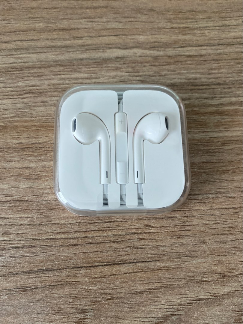 Apple EarPods (audio jack headphone plug), Audio, Earphones on Carousell