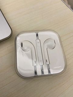 Apple Lightning EarPods with 3.5mm Headphone Plug
