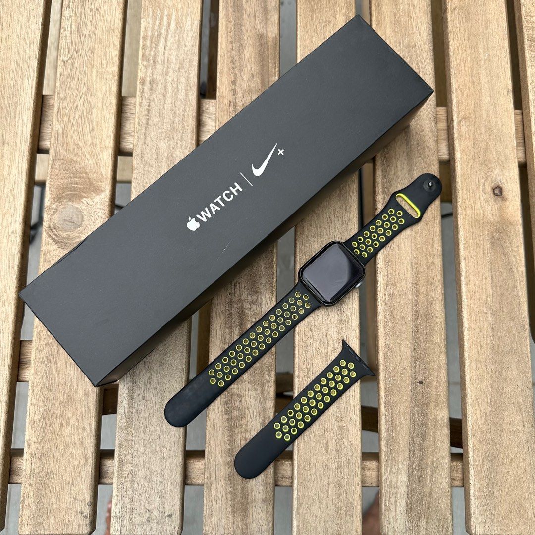 Apple Watch Series 4 Space Grey Nike Sport Band 44mm, Men's Fashion, Watches & Accessories, Watches on Carousell