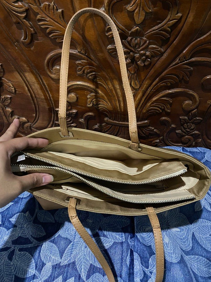 Authentic Courreges Paris bag (Category: Shoulder Bags) located in Pasig City. Submitted by rmark (Listing ID 1212219785, Image 3). Description: Pls look at the flaws Money back if fake Already glue the unattached part of handle which does not affect its durability .