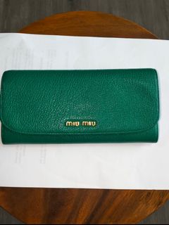(Category: ) located in . Submitted by Shop_for_authentic_only.sg (Listing ID 1212085182, Image 1). Description: .