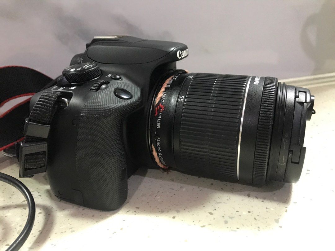 Canon 100D (Category: Cameras) located in Caloocan City. Submitted by ashleyscorner (Listing ID 1212186296, Image 3). Description: Un battery po hindi ko na natesting kung mabilis ma-lowbatt nkatago lang po kasi yan Issue- un iniikot katabi ng filter mdyo malagkit lang un lang po W/o memory.card po.
