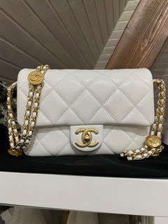 delete CHANEL 22C ECRU CAVIAR SMALL VANITY CASE LGHW