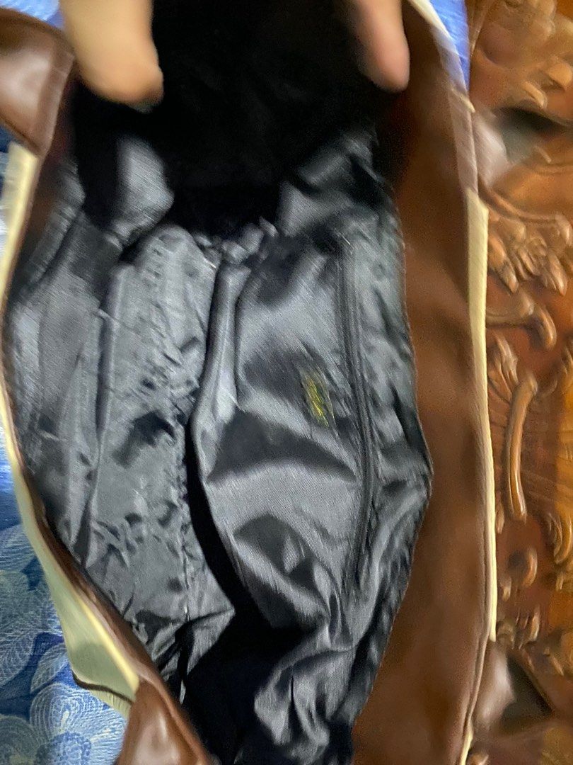 Authentic legit Falchi New York Bag (Category: Shoulder Bags) located in Pasig City. Submitted by rmark (Listing ID 1212220248, Image 3). Description: May kalawang lang dun sa lock ng bag pero maliit lng dahil sa storage. Overall good condition like nee.