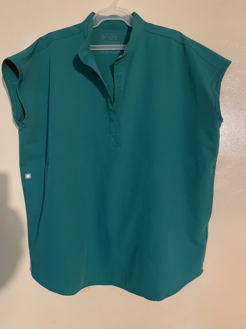 FIGS Hunter Green Scrub Suit, Women's Fashion, Tops, Others Tops on