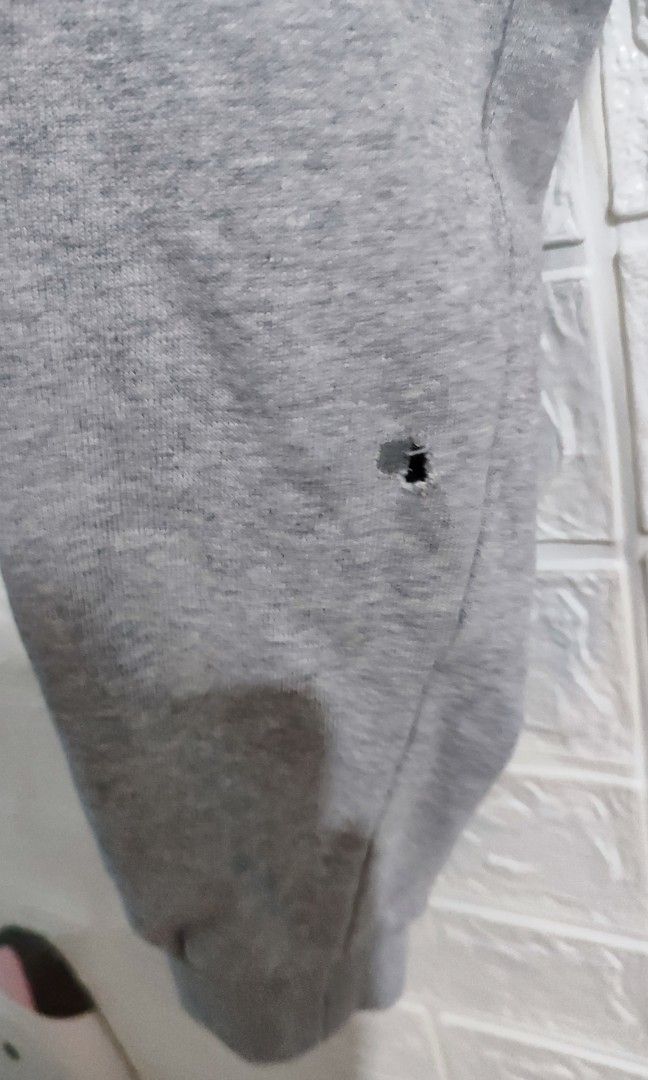 Fila jogger pants (Category: Joggers) located in Cainta. Submitted by sadnote (Listing ID 1212069428, Image 2). Description: Fila jogger pants sobrang solid nito! Color rate: 9.5/10 Issue: Sa likod - sa baba may butas and natuluan ng glue (see pics) Loc: Cainta.
