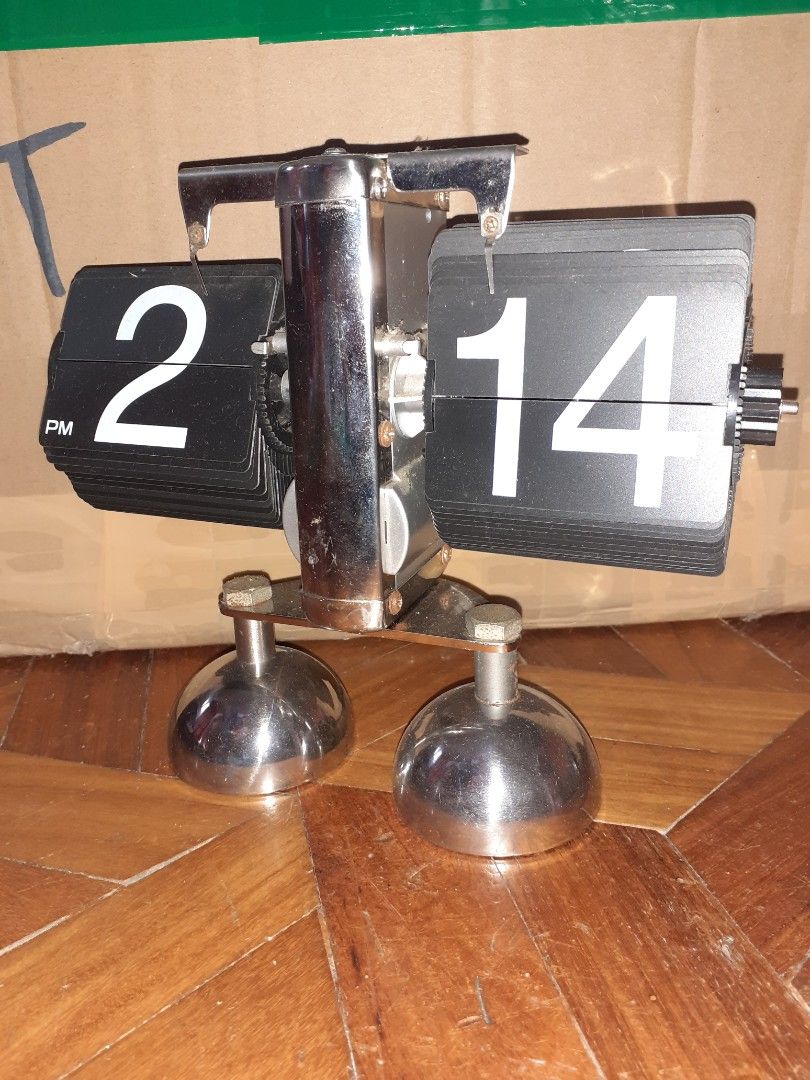 Flip Clock (Category: Clocks) located in Baguio. Submitted by shellcollector (Listing ID 1212119394, Image 2). Description: Vintage flip clock Working 3500 Pesos Missing 1 flip tile Pwede gawan ng pamalit shipping from Baguio.