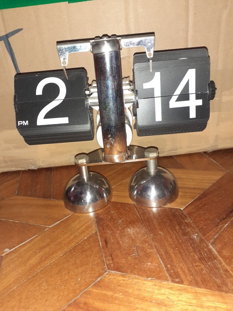Flip Clock (Category: Clocks) located in Baguio. Submitted by shellcollector (Listing ID 1212119394, Image 1). Description: Vintage flip clock Working 3500 Pesos Missing 1 flip tile Pwede gawan ng pamalit shipping from Baguio.