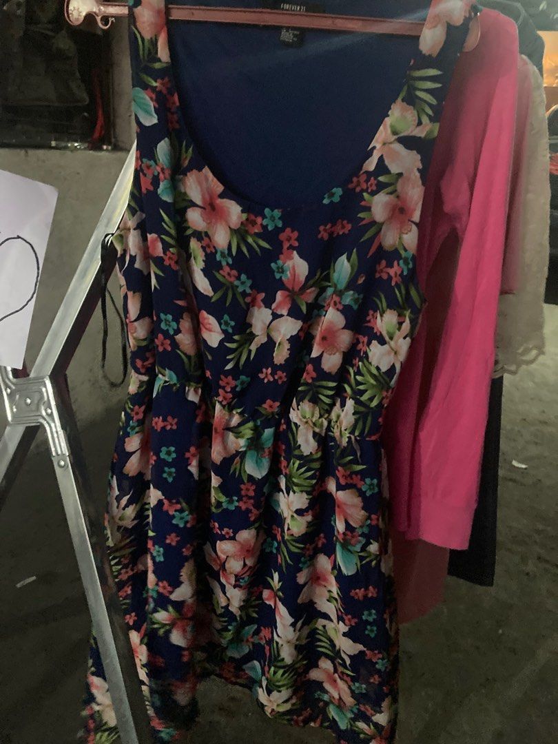 Floral long Back Dress (Category: Dresses) located in Naic. Submitted by itsjmg (Listing ID 1212161465, Image 1). Description: Used only once.