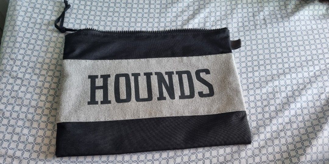 Herschel Hounds pouch (Category: Belt bags, Clutches and Pouches) located in Quezon City. Submitted by averyav (Listing ID 1212111225, Image 2). Description: Authentic Herschel Hounds black and gray pouch With some stains and himulmol Super tibay and useful for travel or work RFS: decluttering.