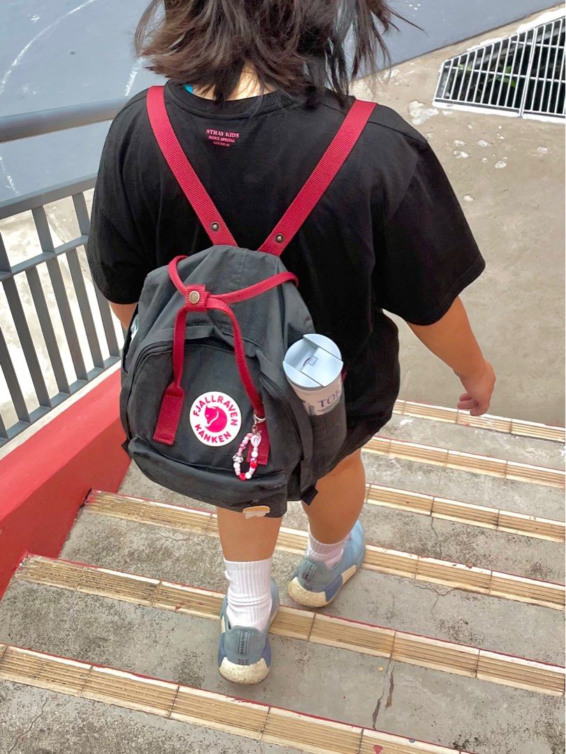 Lightly used Kanken Backpack Black Red Straps