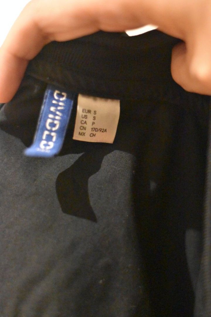 Long Line Jacket (Category: Coats, Jackets and Outerwear) located in Quezon City. Submitted by weenot (Listing ID 1212199424, Image 2). Description: Long Line Jacket Divided Small Size.