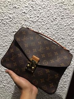 (Category: ) located in . Submitted by streetwear.collections (Listing ID 1212177969, Image 1). Description: .