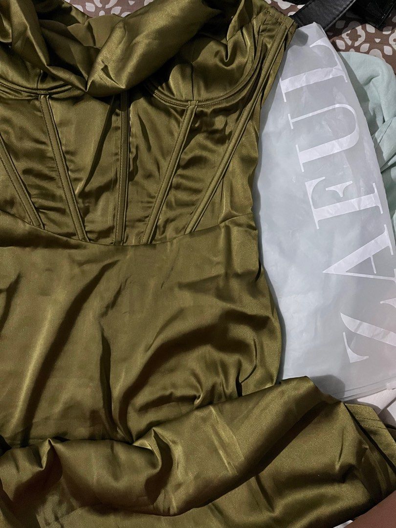 OLIVE GREEN DRESS CORSET/ FORMAL/ WEDDING (Category: Evening dresses & gowns) located in Manila. Submitted by stealit (Listing ID 1212208751, Image 2). Description: Available color: olive green Super nice!! Fabric is stretchable silk satin Actual color is nice Adjustable strap Wired/ with boning Waist 25-26 Can be use in attending weddings .