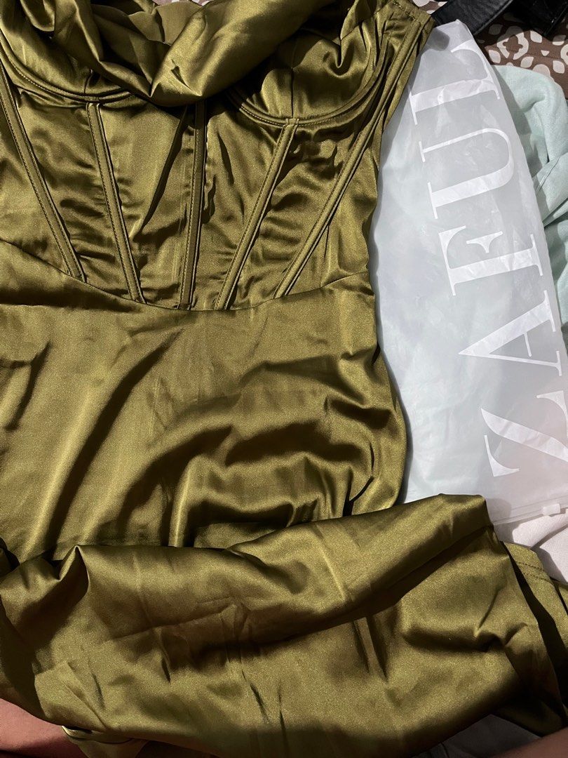 OLIVE GREEN DRESS CORSET/ FORMAL/ WEDDING (Category: Evening dresses & gowns) located in Manila. Submitted by stealit (Listing ID 1212208751, Image 3). Description: Available color: olive green Super nice!! Fabric is stretchable silk satin Actual color is nice Adjustable strap Wired/ with boning Waist 25-26 Can be use in attending weddings .