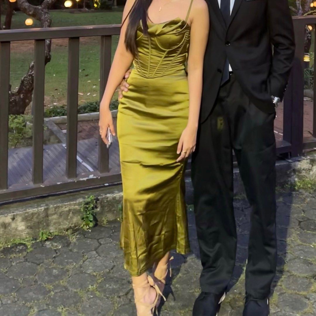 OLIVE GREEN DRESS CORSET/ FORMAL/ WEDDING (Category: Evening dresses & gowns) located in Manila. Submitted by stealit (Listing ID 1212208751, Image 1). Description: Available color: olive green Super nice!! Fabric is stretchable silk satin Actual color is nice Adjustable strap Wired/ with boning Waist 25-26 Can be use in attending weddings .