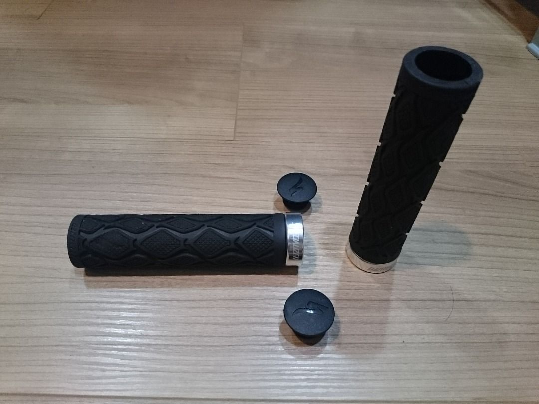 Specialized handle grips (thick), Sports Equipment, Bicycles & Parts