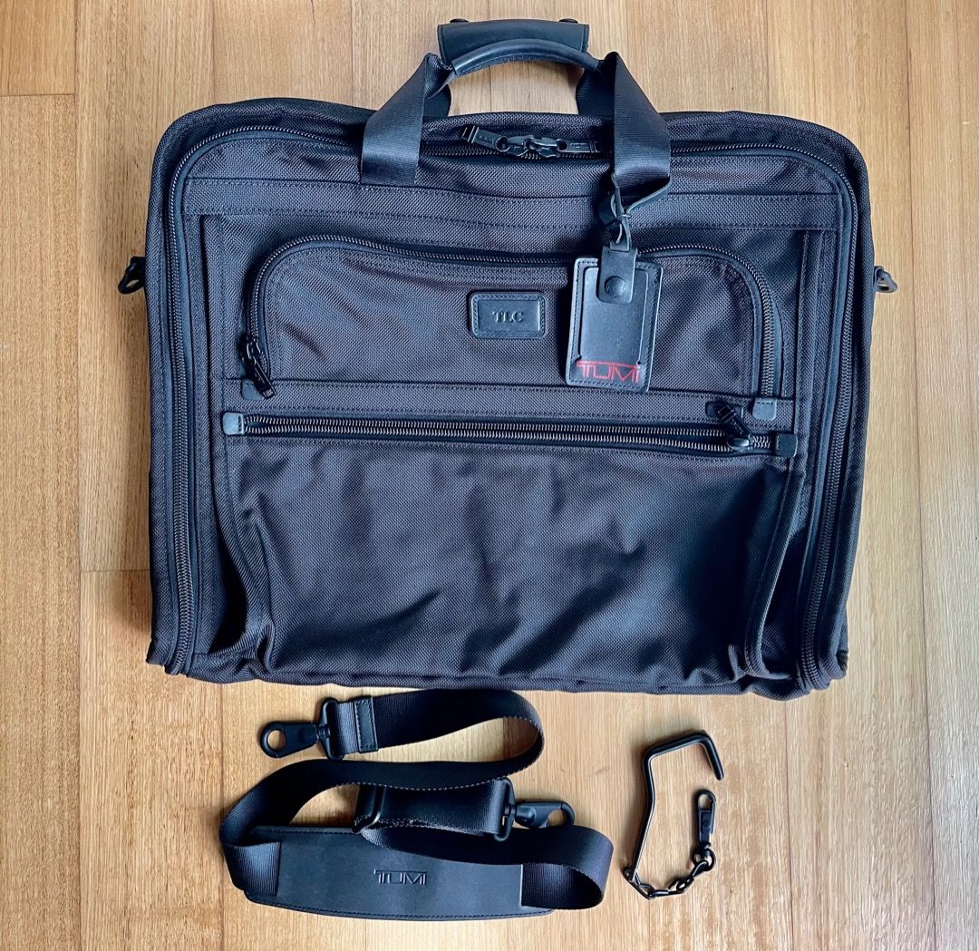 Tumi deals tri fold