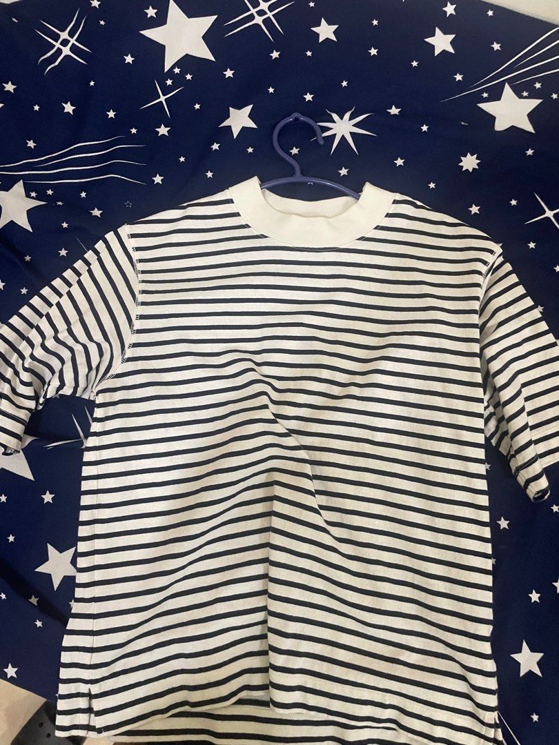 Uniqlo Oversized Shirt (Category: Shirts) located in Manila. Submitted by repzty (Listing ID 1212125726, Image 1). Description: Uniqlo Oversized Tee Used thrice No issues at all Size L.