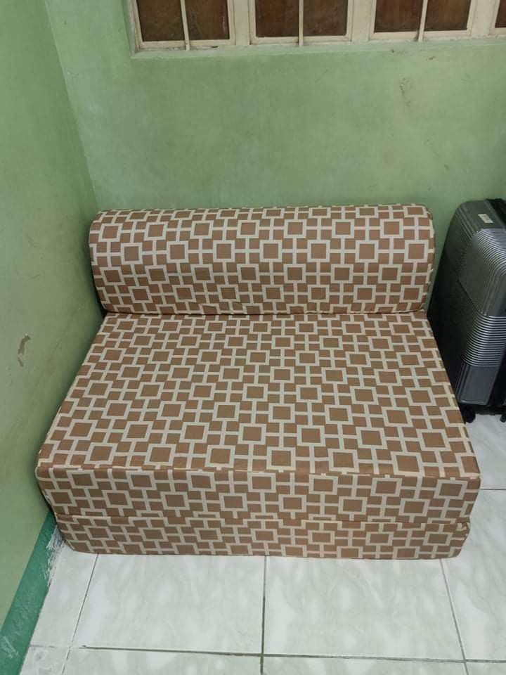 Uratex sofa bed (Category: Other Home Furniture) located in Pasig City. Submitted by iheartgavinjcov (Listing ID 1212184975, Image 2). Description: for sale uratex sofa bed. wala lang one year nung nbili hndi lng nggamit mashado..