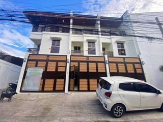2 Car garage Townhouse in Quezon City near Savemore Market Sikatuna