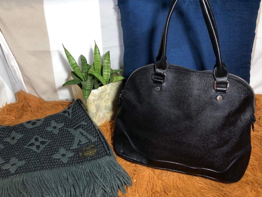 Alviero Martini (Category: Luxury Bags & Wallets) located in Talisay, Batangas. Submitted by okineaxy (Listing ID 1207264780, Image 2). Description: The bag is in good condition Send me a message nalang po for more photos .