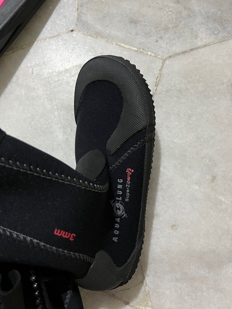 Aqua Lung Booties size US 5, Sports Equipment, Sports & Games, Water