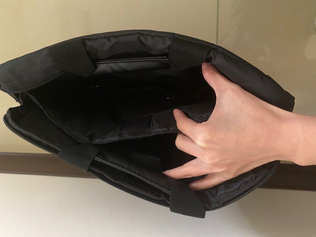 Asus Laptop Bag (Category: Laptop Bags & Sleeves) located in Quezon City. Submitted by jcycle02 (Listing ID 1207316327, Image 3). Description: Measures 16.5 inch diagonally.