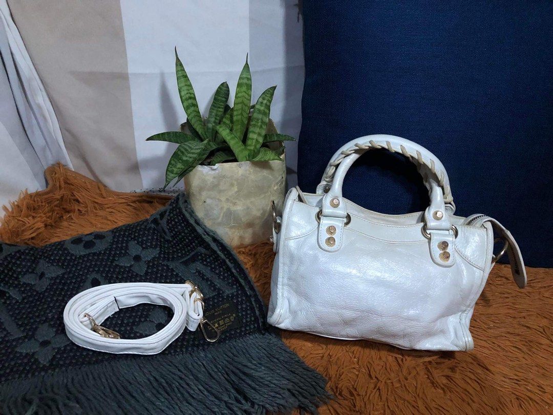 Balenciaga sling bag 🎌lampo puller coded (Category: Luxury Bags & Wallets) located in Talisay, Batangas. Submitted by okineaxy (Listing ID 1207268333, Image 3). Description: Lampo puller Coded Send me message for you’re inquiries No return no exchange no refund policy .
