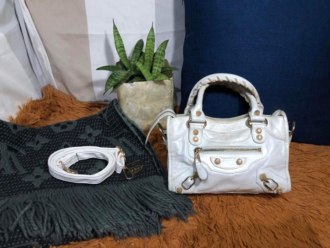 Balenciaga sling bag 🎌lampo puller coded (Category: Luxury Bags & Wallets) located in Talisay, Batangas. Submitted by okineaxy (Listing ID 1207268333, Image 1). Description: Lampo puller Coded Send me message for you’re inquiries No return no exchange no refund policy .