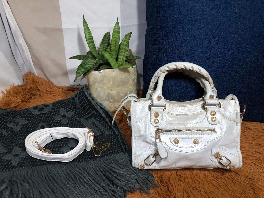 Balenciaga sling bag 🎌lampo puller coded (Category: Luxury Bags & Wallets) located in Talisay, Batangas. Submitted by okineaxy (Listing ID 1207268333, Image 2). Description: Lampo puller Coded Send me message for you’re inquiries No return no exchange no refund policy .