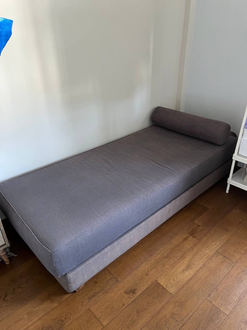 Crate and Barrel Lounge/ Daybed, Furniture & Home Living, Furniture