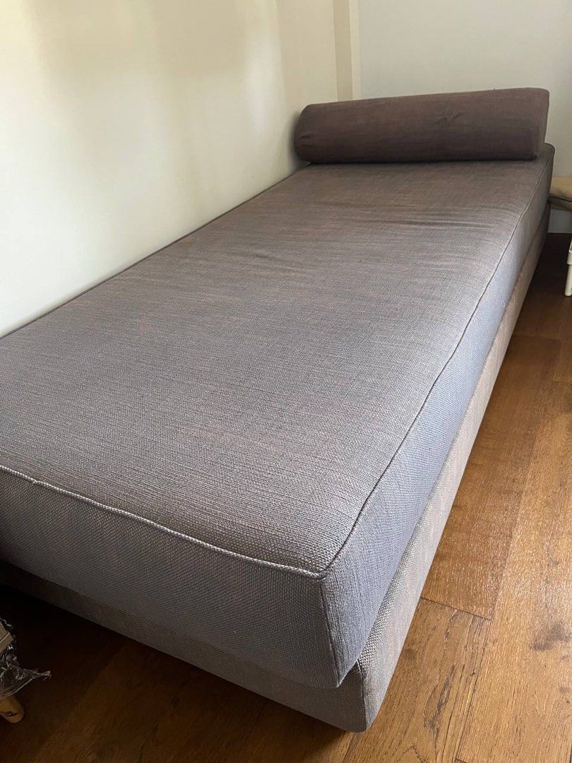 Crate and Barrel Lounge/ Daybed, Furniture & Home Living, Furniture