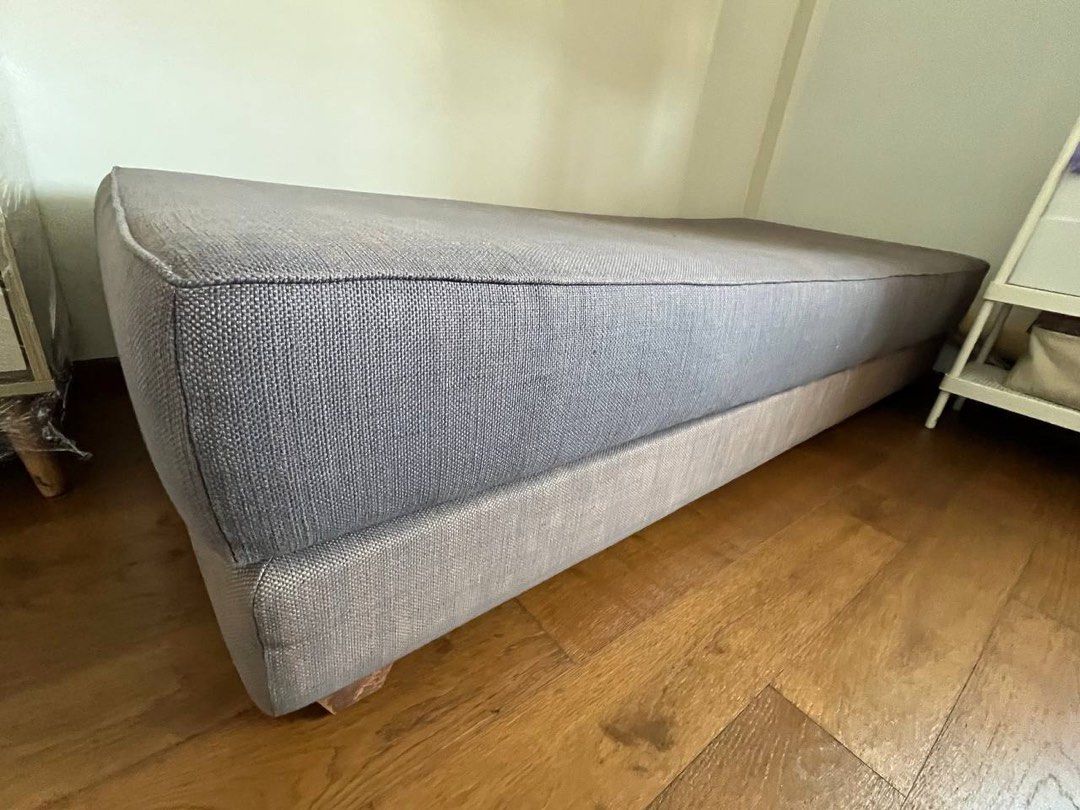 Crate and Barrel Lounge/ Daybed, Furniture & Home Living, Furniture