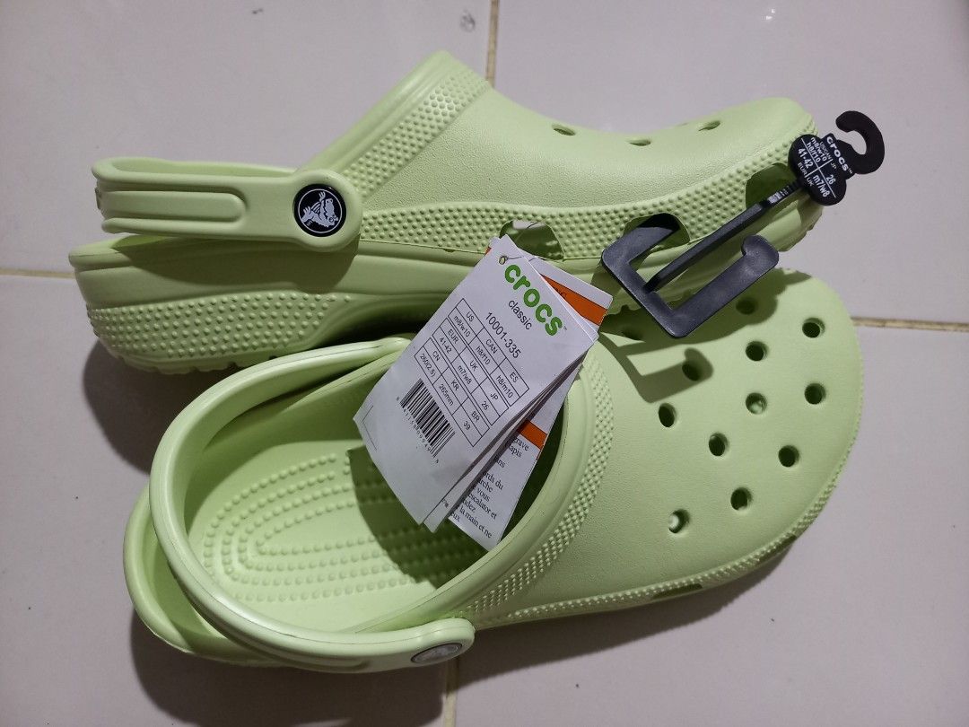 Crocs classic Celery, Fesyen Pria, Sepatu , Sandal di Carousell