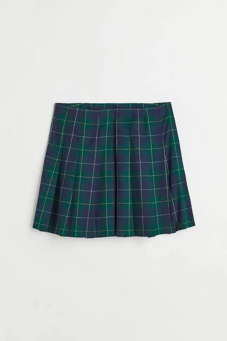 H&M Checkered / plaid pleated skirt (Category: Skirts) located in Paranaque City. Submitted by kimchichay (Listing ID 1207379533, Image 1). Description: ✨ very thick, classy and comfy material ✨ a highwaist mini skirt ✨ will look great for a casual ootd ✨ only used once for an event ✨ PM for when worn photos.