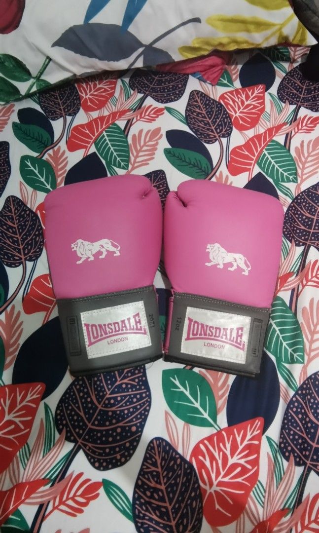 Lonsdale Boxing gloves with free Everlast hand wraps, Sports Equipment