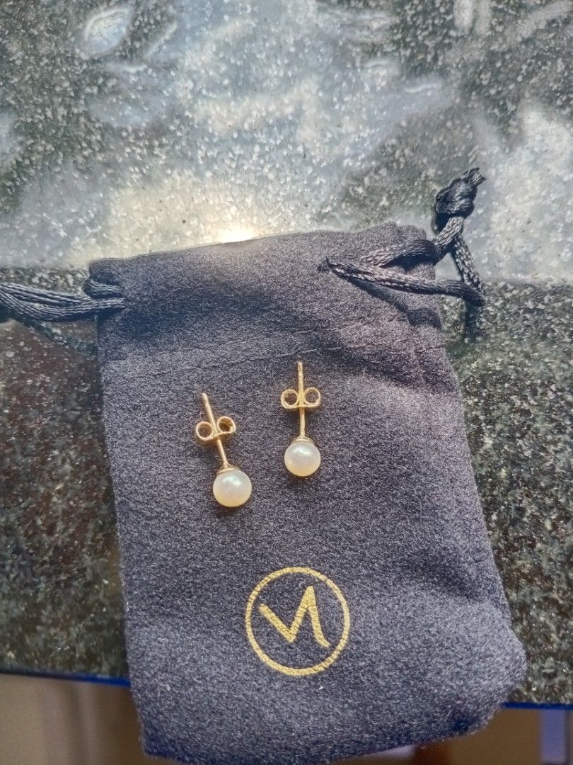 Mejuri 14k hotsell solid gold studs