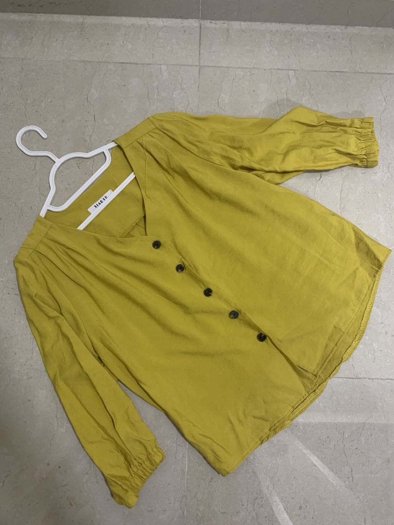 New mustard floral stretch ruffle top...  S/M