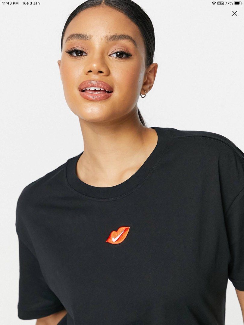Nike tshirt in black with swoosh kiss logo oversized XS, Women's