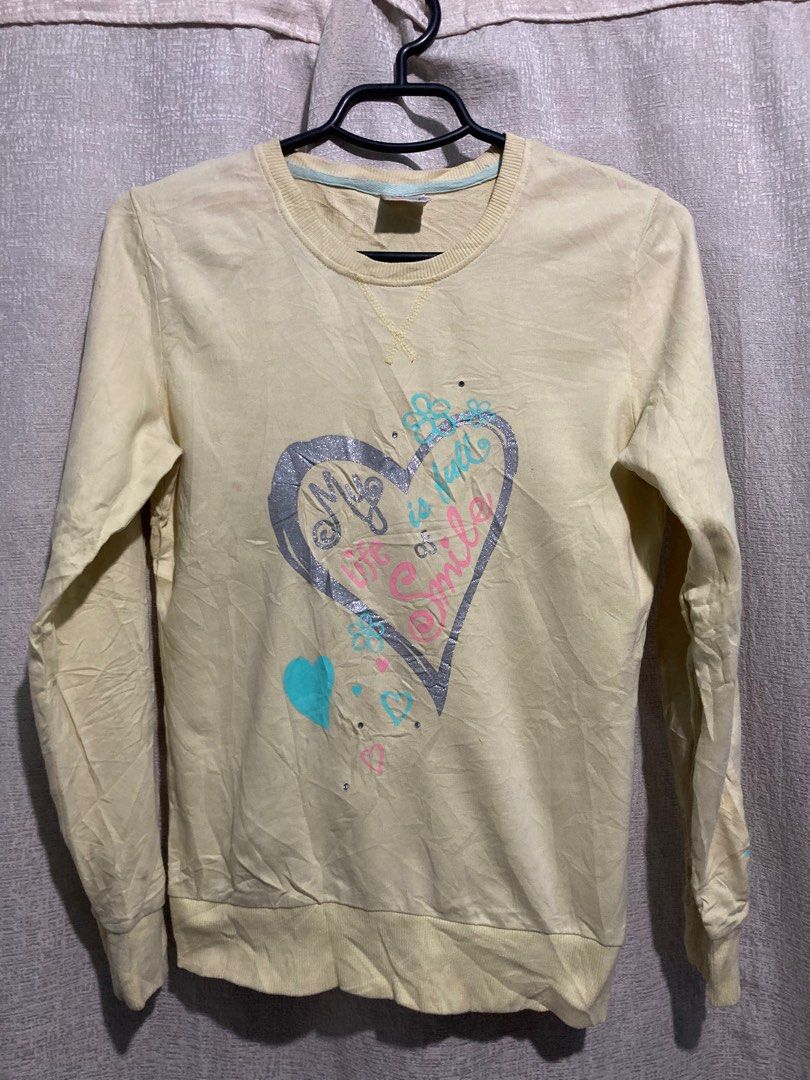 Original Anta Kid’s Sweater (Category: Babies & Kids Fashion) located in Alaminos. Submitted by gabraph (Listing ID 1207354071, Image 1). Description: -Original Anta Kids Sweater -Like new -No issue -Can fir from 5-7 years old.