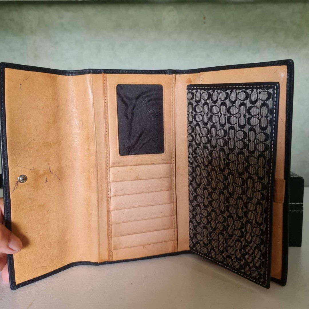 Original Coach bag (Category: Luxury Bags & Wallets) located in Rizal. Submitted by tootchiekloset (Listing ID 1207262584, Image 2). Description: Coach walllet with check holder inside .