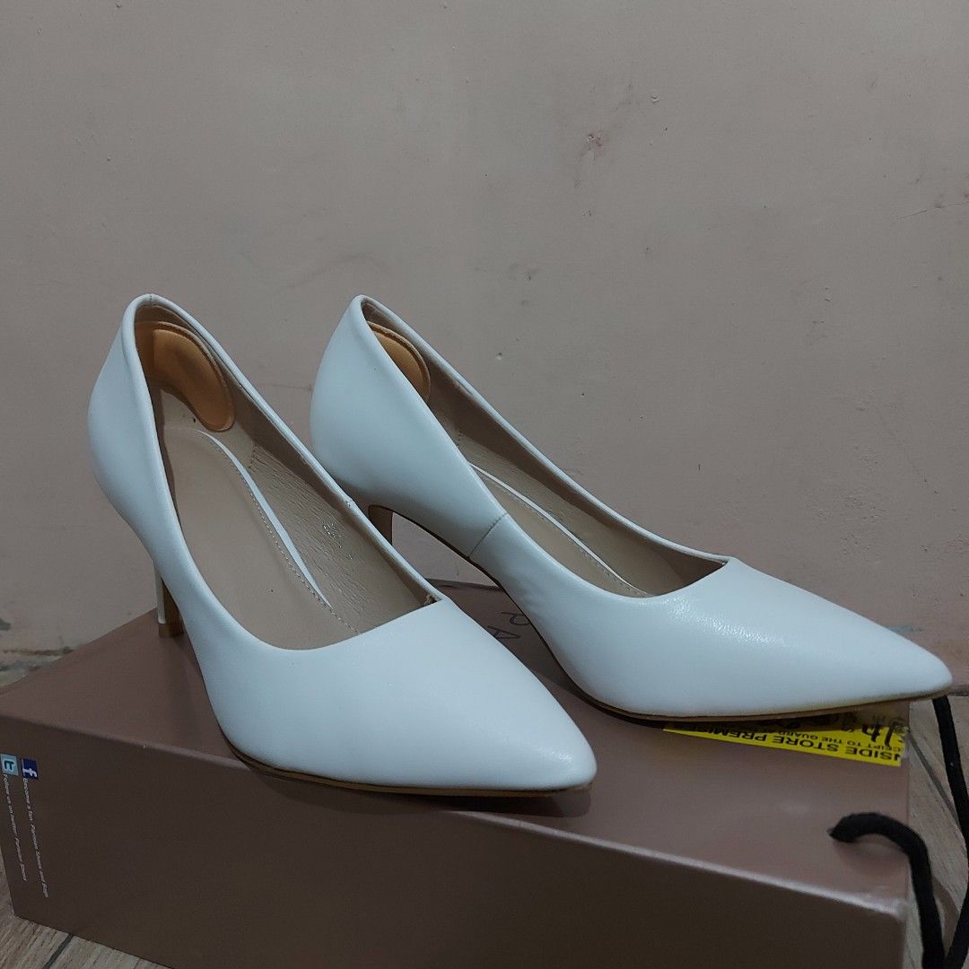 Classic white 2025 pumps