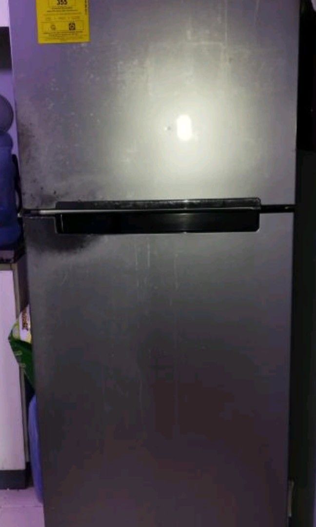 Samsung inverter ref (Category: Refrigerators and Freezers) located in Quezon City. Submitted by dtzee (Listing ID 1207277921, Image 2). Description: Samsung inverter ref. HxWxL (cm) 159x59x64 honest issues: -cosmetics appearance as seen on pic (handle) -crack on ice bucket but doesn't affect its use. -missing egg tray and one glass Slide -it suddenly don't have cold air but the fan is working. I don't know the issue but you can have it check wit